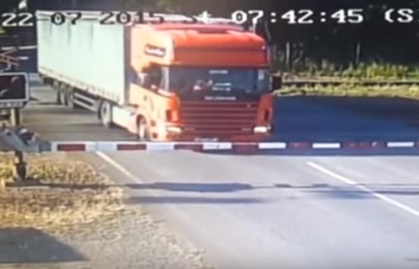 авария грузовика с поездом