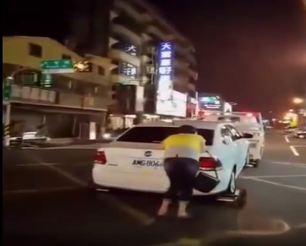 китайская женщина останавливает євакуатор