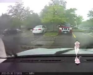 Вот что происходит с Tesla Model S, когда машина стоит на быстрой зарядке и рядом попадает молния