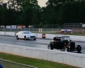 Как Tesla Model S P85D надавала по попе мускулкарам в драгрейсинге