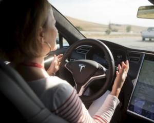 Тесла ограничит функцию Автопилота