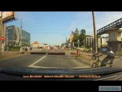 В Петрозаводске велосипедист сбил шлагбаум