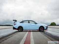 Hyundai представила новый спортивный седан Elantra N TCR Edition
