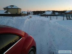 Проблемы с уборкой снега на улице Пернавас в Риге