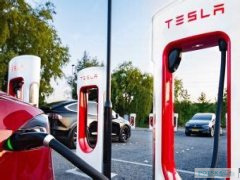 Tesla внедрила быструю функцию снятия зарядного кабеля Supercharger