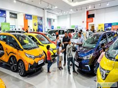 Лучшие доступные трехрядные электромобили для семьи в Индии