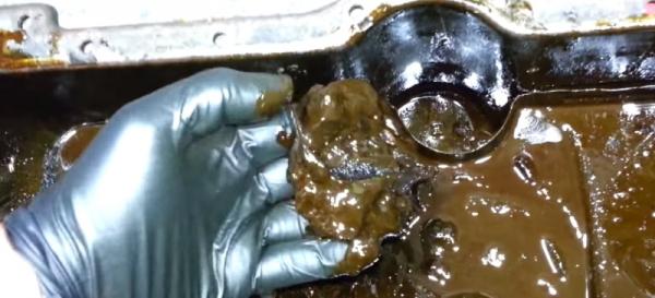 замена моторного масла в машине, которая стояла 50 лет без движения