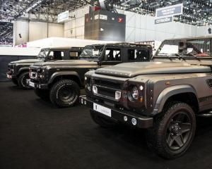Land Rover Defender Летающий Охотник 110 WB 6x6 от Kahn Design выглядит готовым к покорению бездорожья