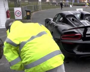 Где находится выхлопная труба у Porsche 918 Spyder