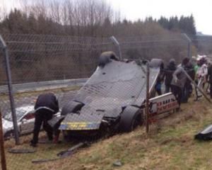 На трассе Нюрбургринг болид влетел в зрительскую зону