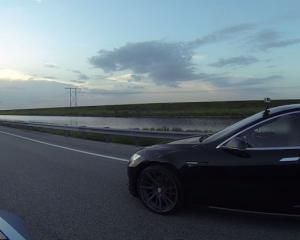 Model S P85D жестоко наказала BMW i8