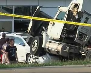 Водитель молоковоза подавился содовой водой и разбил 23 новых Buick и Cadillac