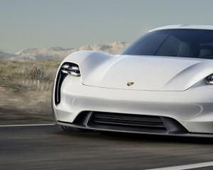 Porsche Mission E электрическая мечта попробует обойти Tesla