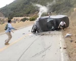 BMW 328i врезается в скалу из-за глупости водителя