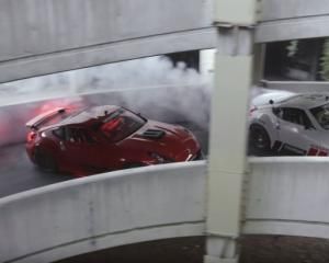 Дрифт двух мощных Nissan 370Z во время Black Friday