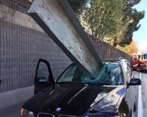 Что осталось от водителя после приземления огромной балки на BMW X5