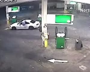 Мужчина предотвращает кражу своего автомобиля невероятным способом