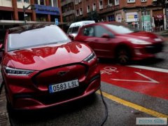 Спрос на электромобили снижается, интерес к традиционным авто растёт — EY