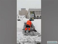 В Киеве мужчину наказали за уборку снега лопатой