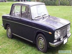 Седан Lancia Fulvia стал местной достопримечательностью в Конельяно