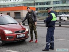 Правила общения с инспектором ДПС: нужно ли выходить из машины?
