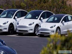 В опасности в пустыне: блогер на Tesla Model X застрял в Атакаме