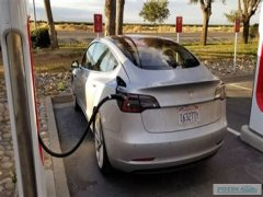 Блогер застрял в Атакаме из-за разряда Tesla